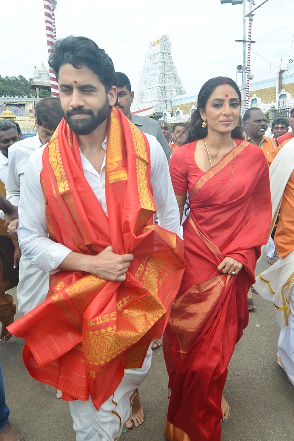 Naga_20Chaitanya_20And_20Sobhita_20Dhulipala_20visit_20Tirumala_20Temple_20Photo_20_285_29.jpg 5