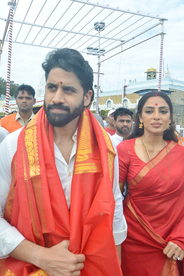 Naga_20Chaitanya_20And_20Sobhita_20Dhulipala_20visit_20Tirumala_20Temple_20Photo_20_287_29.jpg 7