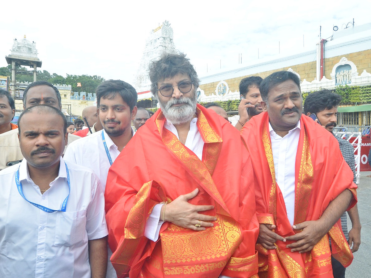 Naga_20Chaitanya_20And_20Sobhita_20Dhulipala_20visit_20Tirumala_20Temple_20Photo_20_289_29.jpg 12