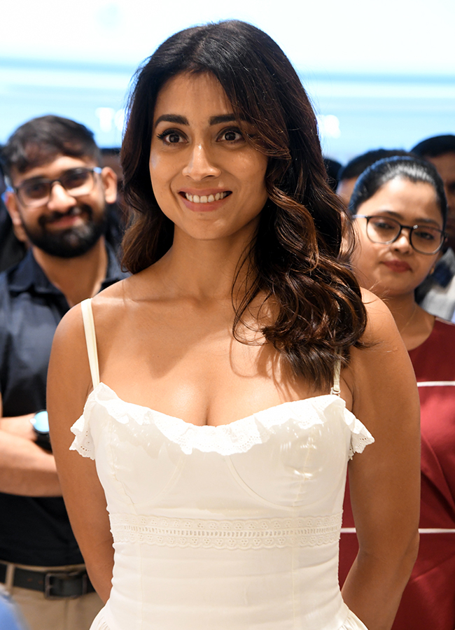 Tollywood_20Actress_20Shriya_20Saran_20At_20Hyderabad_4.jpg 4