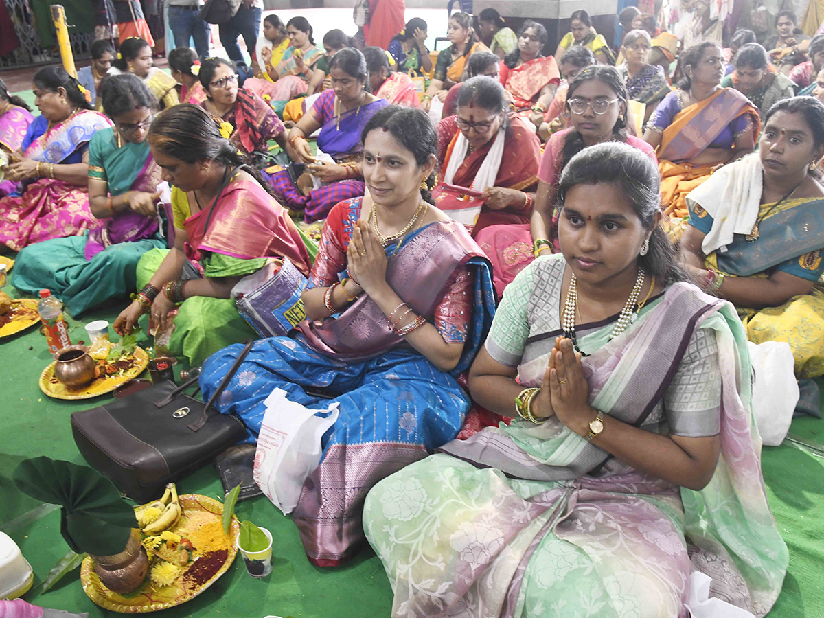 Varalakshmi_20Vratham_20on_20Indrakiladri_20Vijayawada_20Photos__20_284_29.jpg 4