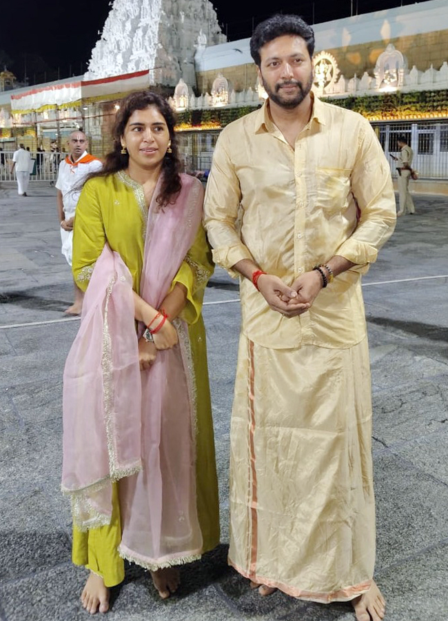Jayam_20ravi_20at_20tirumala1.jpg 2