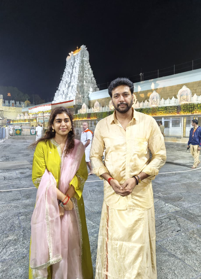 Jayam_20ravi_20at_20tirumala3.jpg 4