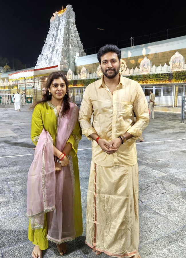 Jayam_20ravi_20at_20tirumala4.jpg 5