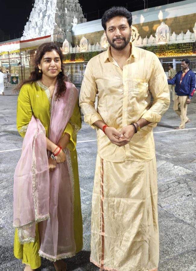 Jayam_20ravi_20at_20tirumala5.jpg 6