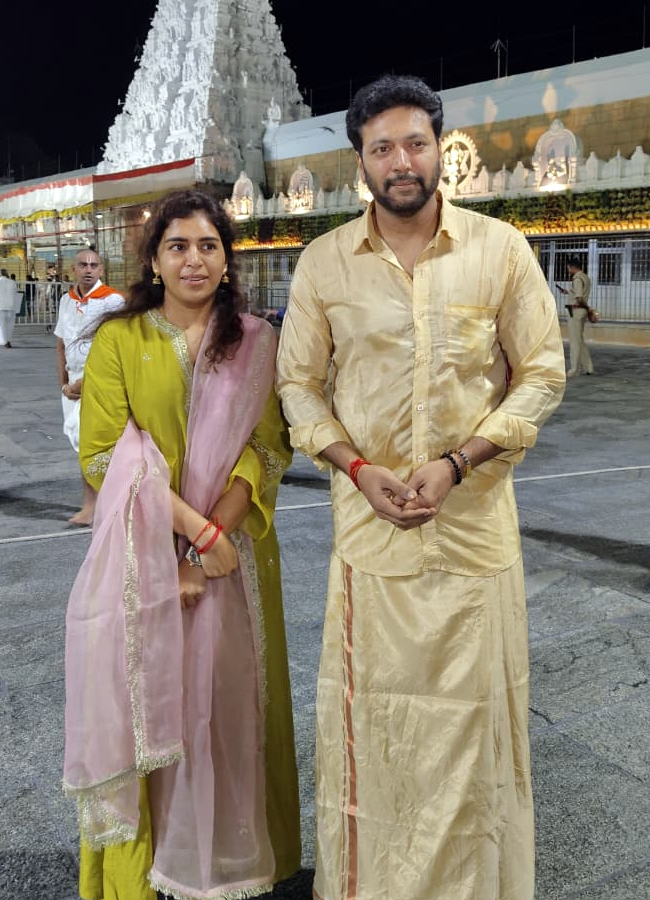 Jayam_20ravi_20at_20tirumala6.jpg 7