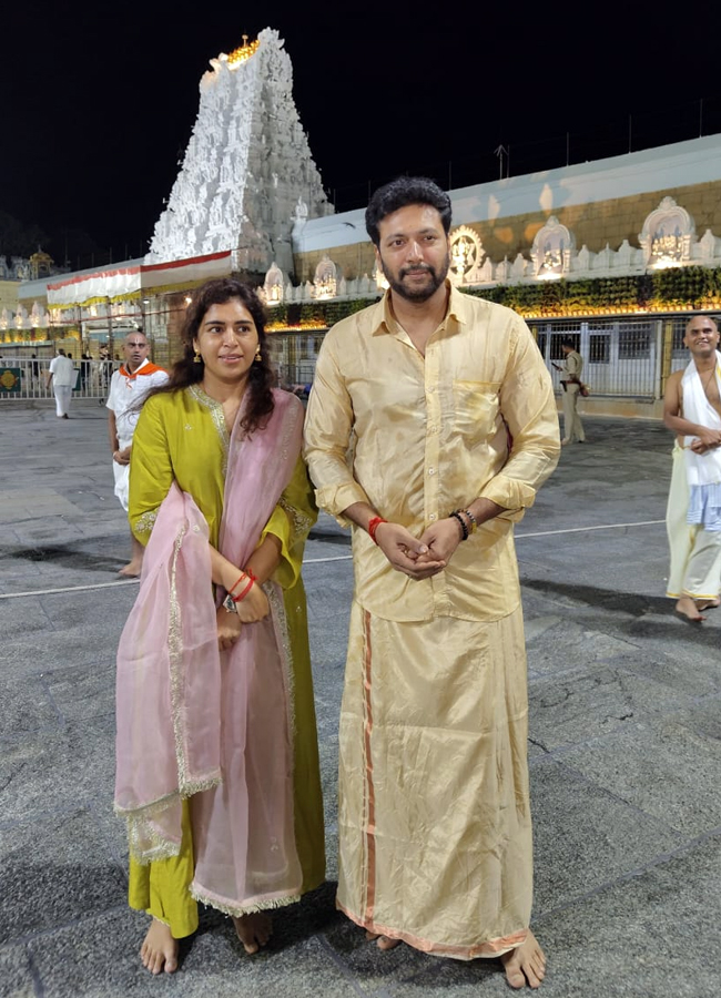 Jayam_20ravi_20at_20tirumala7.jpg 8