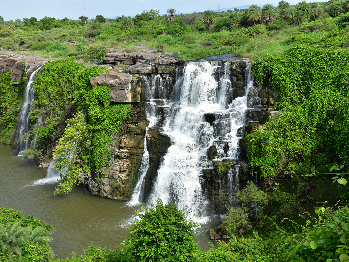 Tourists_20Enjoy_20Rushing_20Flood_20Water_20in_20Nagarjuna_20Sagar__20_2822_29.jpg 21