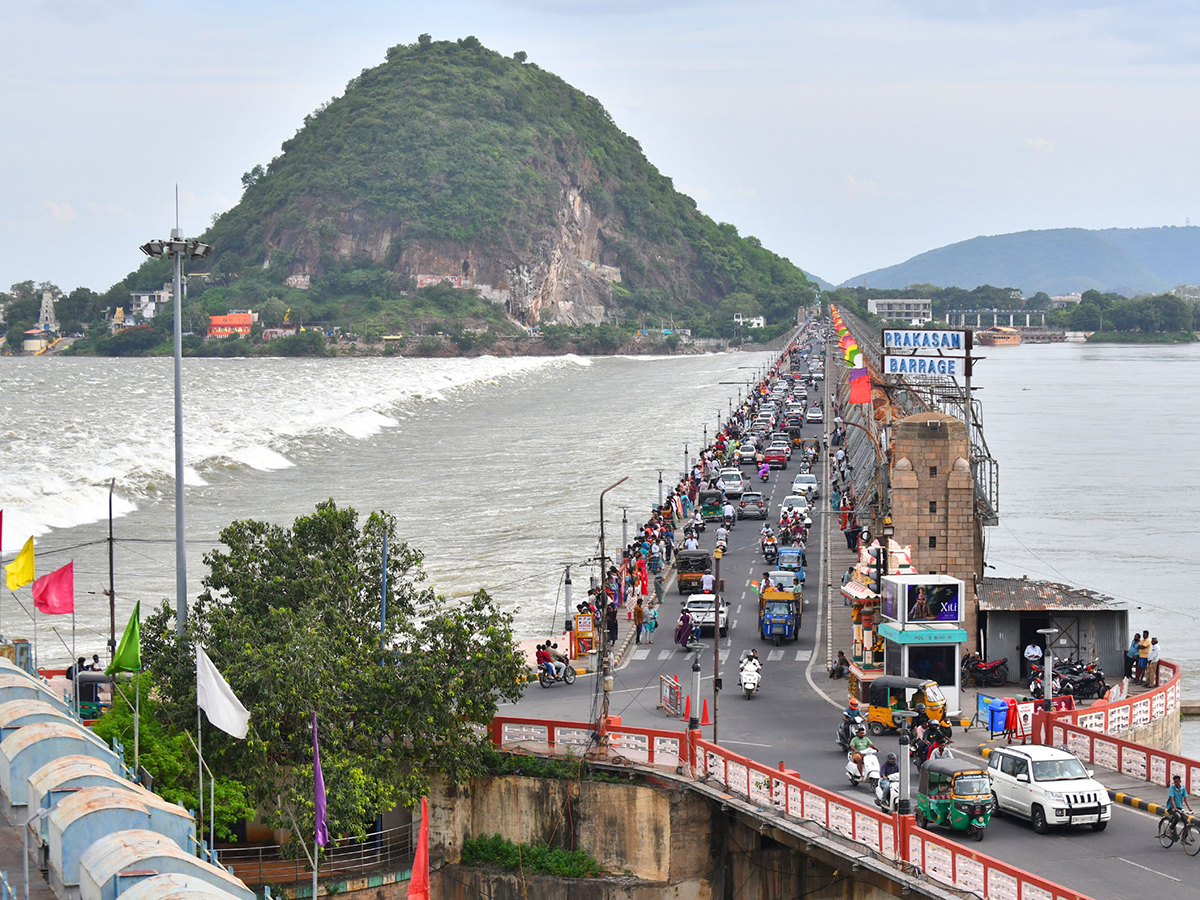 Vijayawada_20Praksam_20Barrage_20Floods_20Andhra_20Pradesh_12.jpg 11