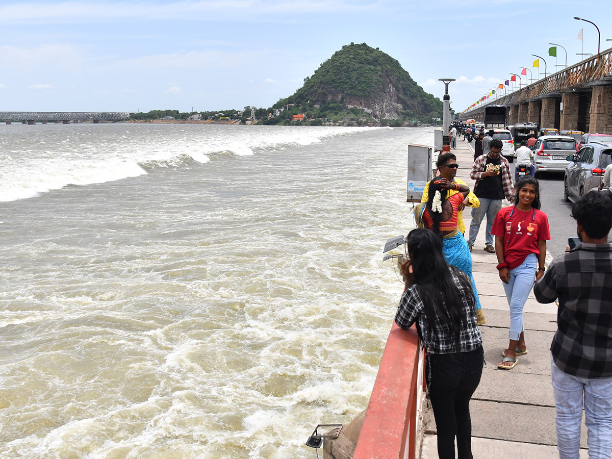 Vijayawada_20Praksam_20Barrage_20Floods_20Andhra_20Pradesh_17.jpg 16
