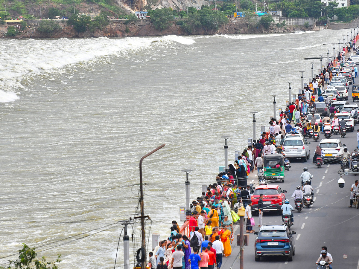 Vijayawada_20Praksam_20Barrage_20Floods_20Andhra_20Pradesh_3.jpg 3