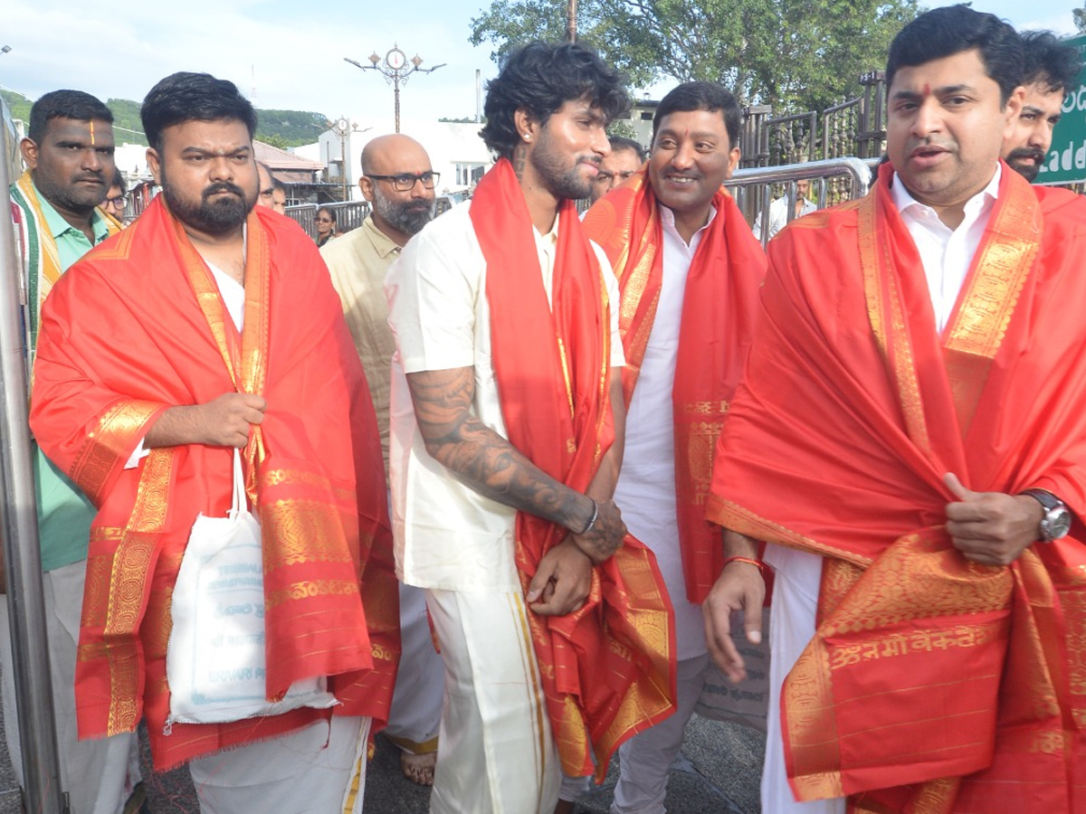 Director_20Venky_20Kudumulu_2C_20Mallidi_20Vassishta_20And_20Cricketer_20Tilak_20Varma_20Visits_20Tirumala_20Temple_20Photos_20_2814_29.jpg 9