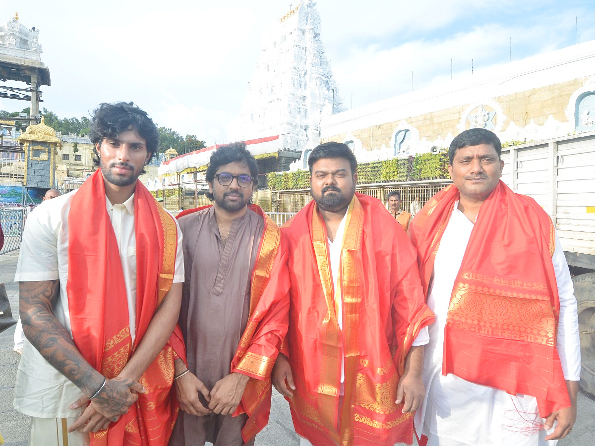 Director_20Venky_20Kudumulu_2C_20Mallidi_20Vassishta_20And_20Cricketer_20Tilak_20Varma_20Visits_20Tirumala_20Temple_20Photos_20_284_29.jpg 5