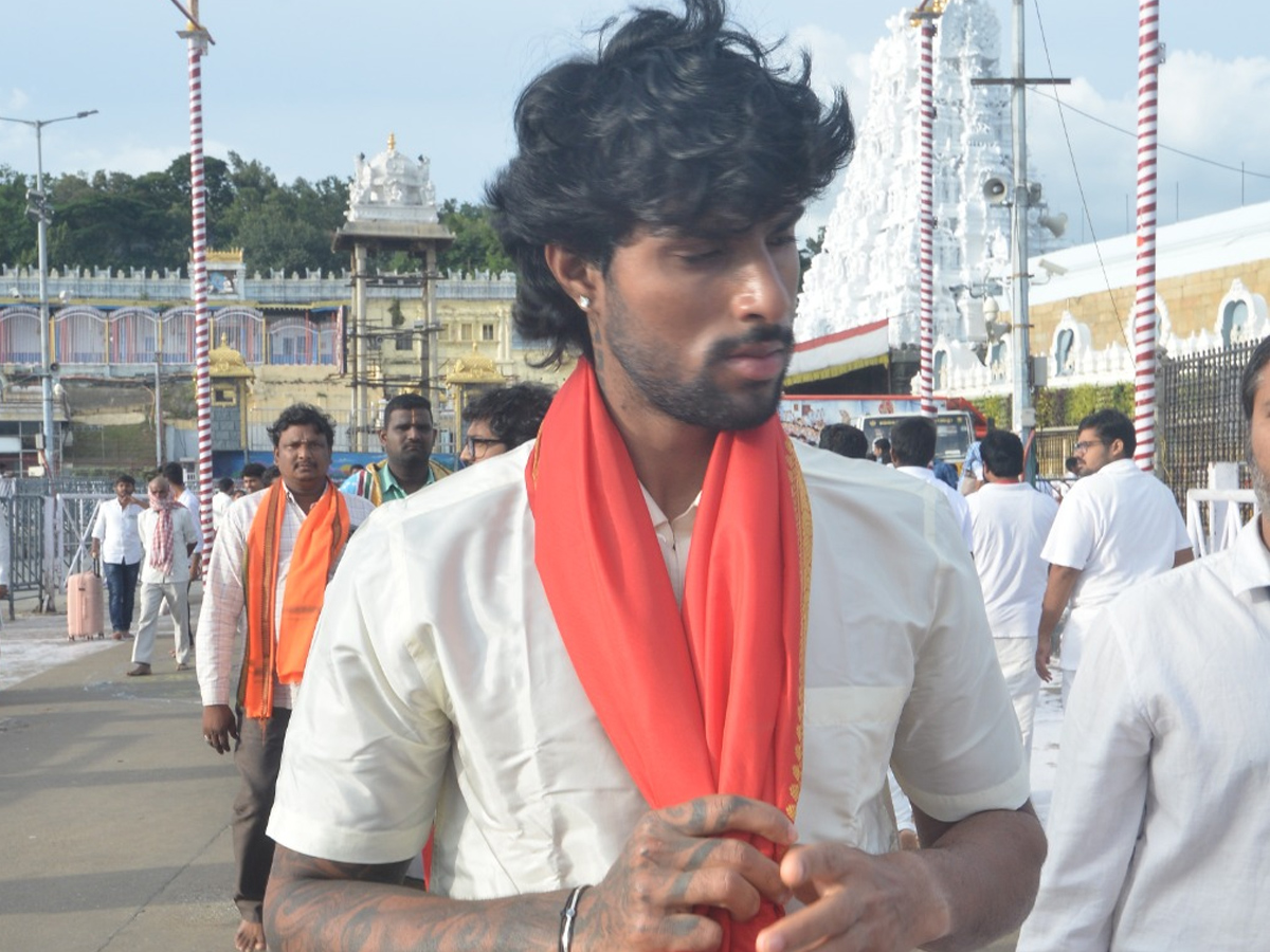 Director_20Venky_20Kudumulu_2C_20Mallidi_20Vassishta_20And_20Cricketer_20Tilak_20Varma_20Visits_20Tirumala_20Temple_20Photos_20_286_29.jpg 6