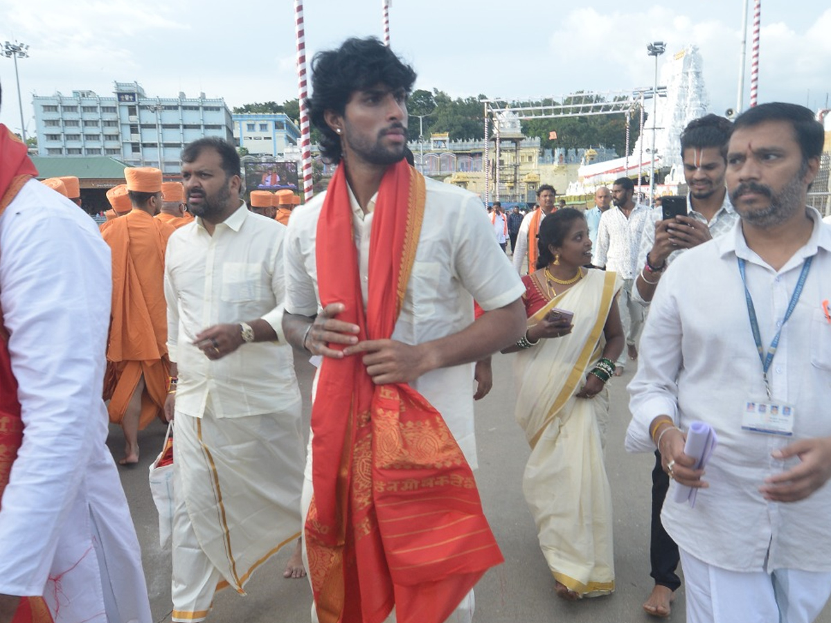 Director_20Venky_20Kudumulu_2C_20Mallidi_20Vassishta_20And_20Cricketer_20Tilak_20Varma_20Visits_20Tirumala_20Temple_20Photos_20_287_29.jpg 7