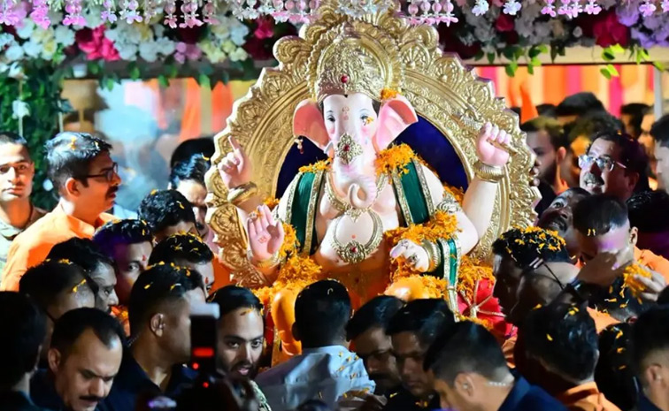 Anant_20Ambani_2C_20Radhika_20Merchant_20welcome_20Antilia_20Cha_20Raja_20Home_20for_20Ganesh_20Chaturthi_20Photos_20_284_29.jpg 5