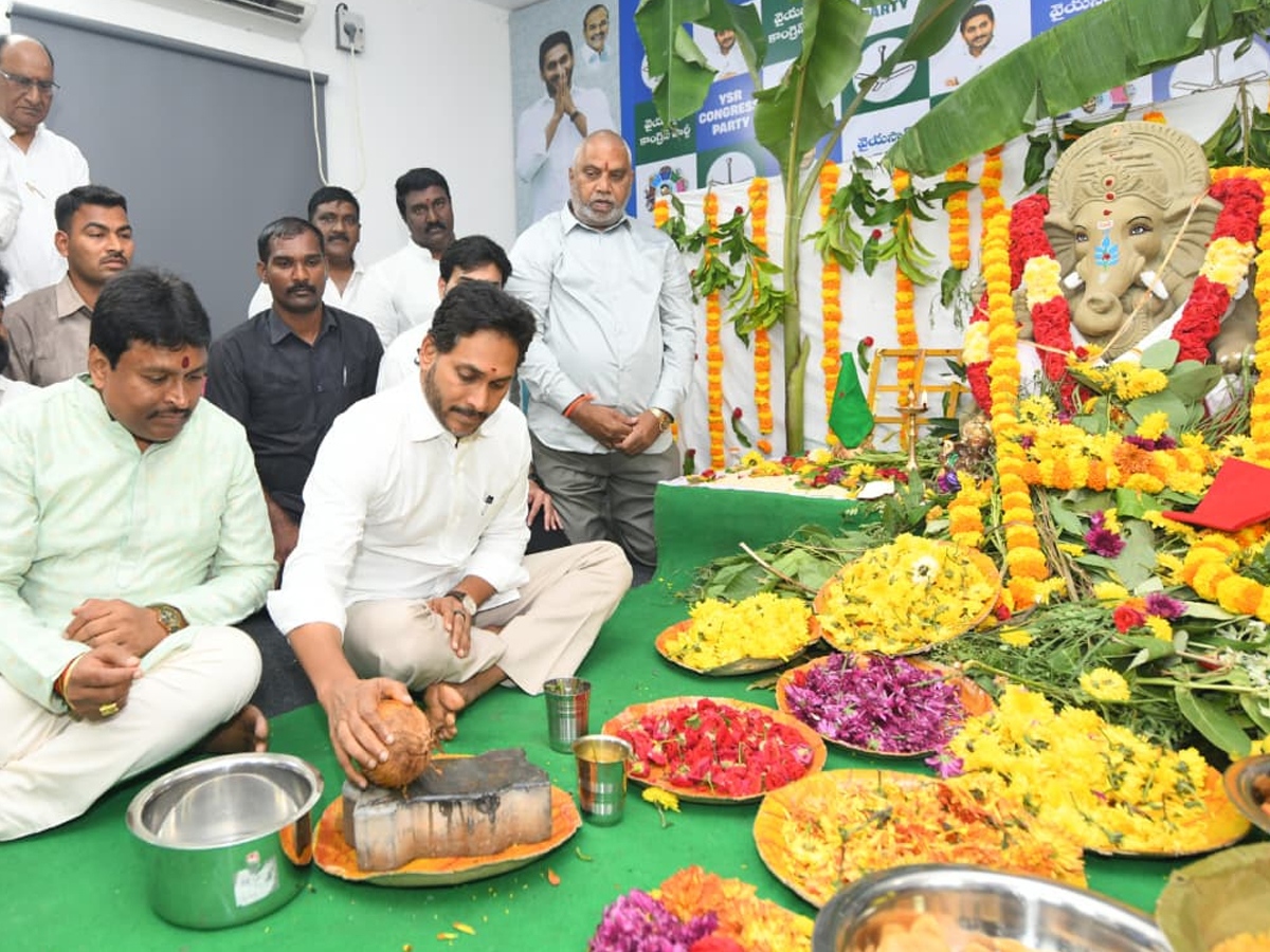 ys_20jagan_20sir_20ganesh_20pooja11.jpg 11
