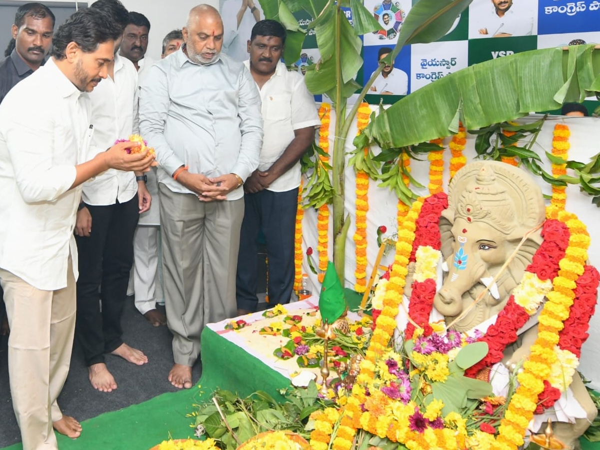 ys_20jagan_20sir_20ganesh_20pooja12.jpg 12