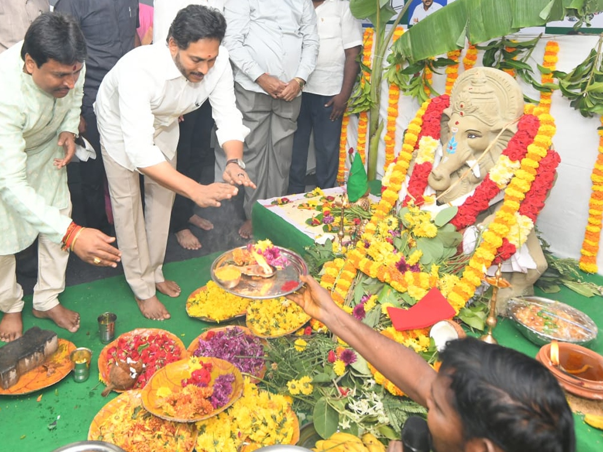 ys_20jagan_20sir_20ganesh_20pooja15.jpg 15