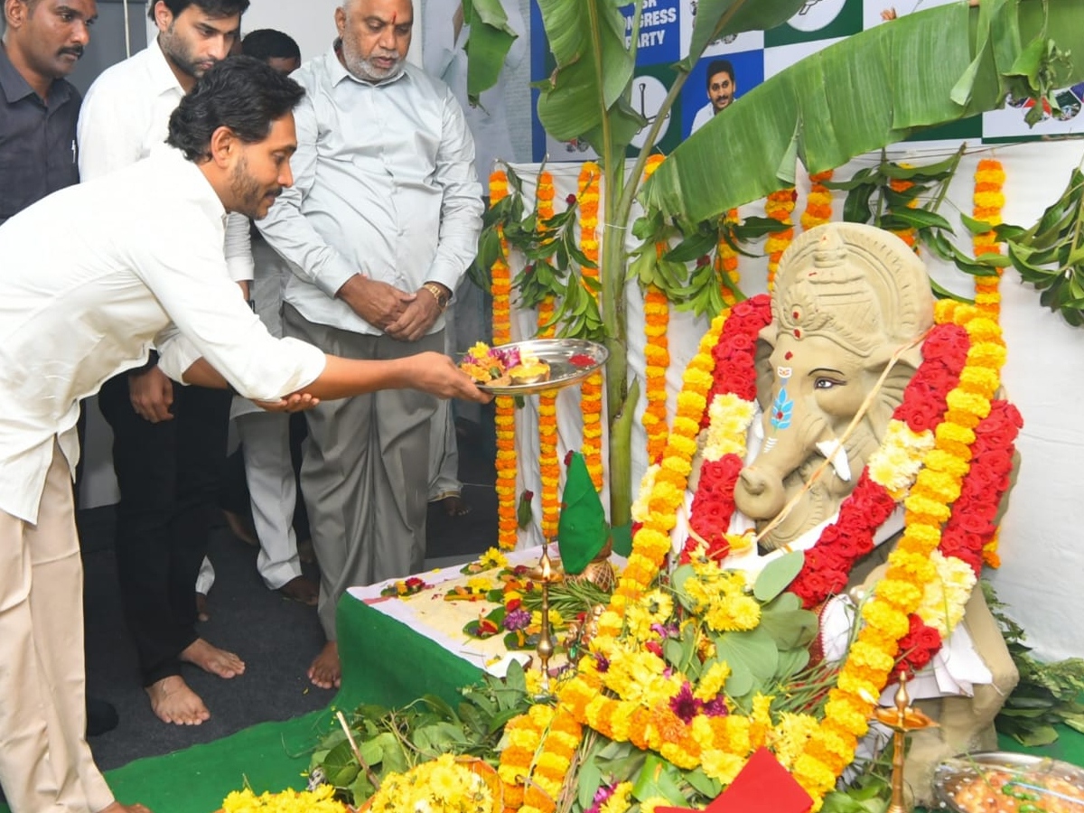 ys_20jagan_20sir_20ganesh_20pooja16.jpg 16