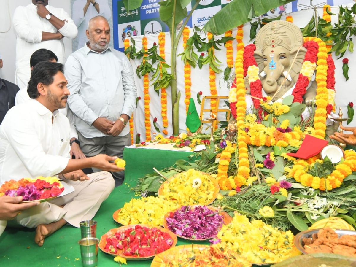 ys_20jagan_20sir_20ganesh_20pooja17.jpg 17
