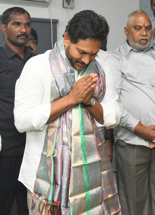 ys_20jagan_20sir_20ganesh_20pooja3_0.jpg 3