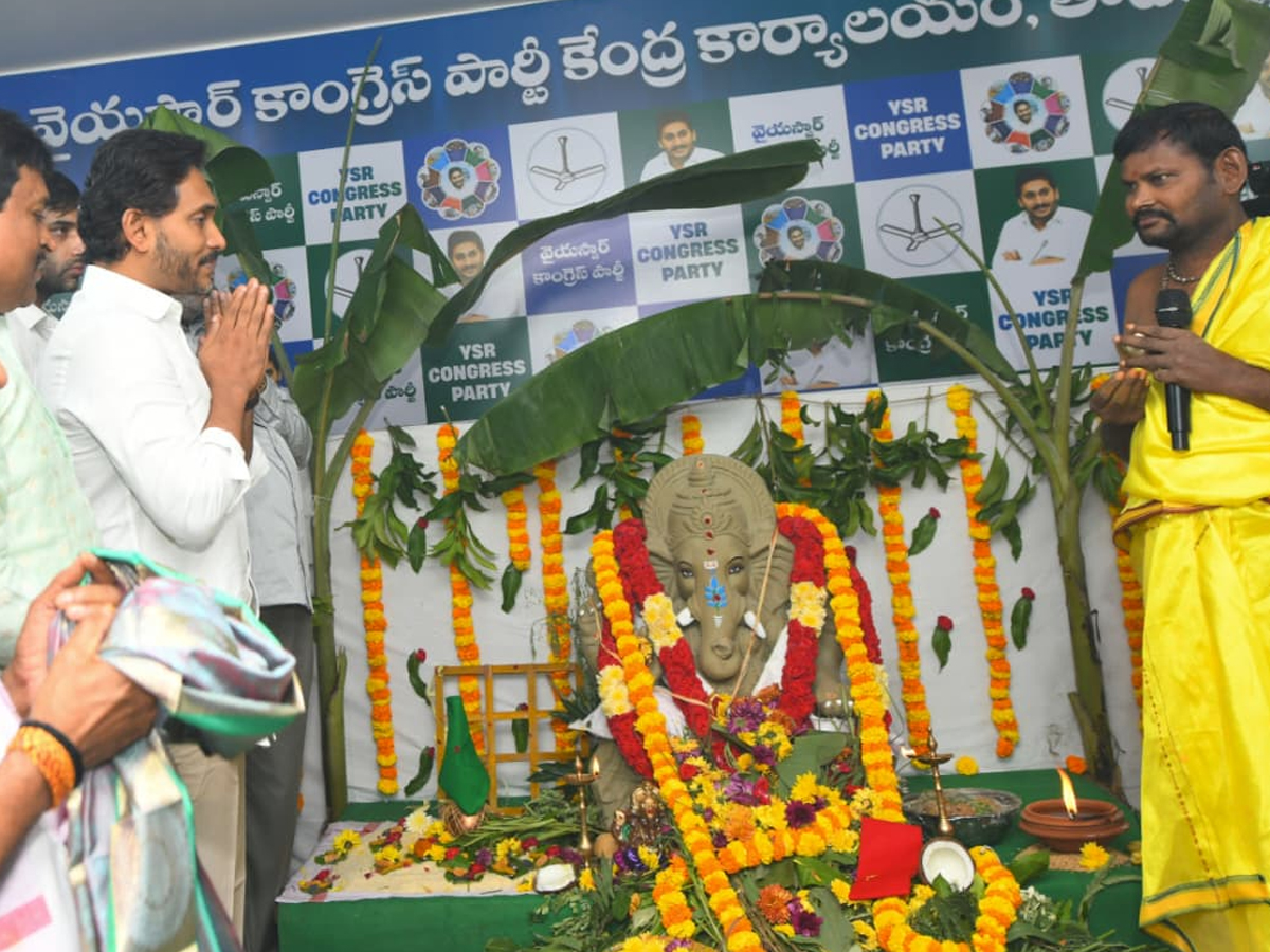 ys_20jagan_20sir_20ganesh_20pooja4_0.jpg 4