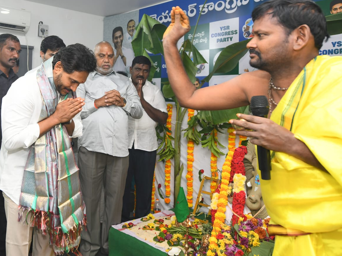 ys_20jagan_20sir_20ganesh_20pooja5_0.jpg 5