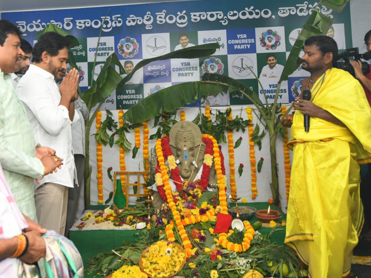 ys_20jagan_20sir_20ganesh_20pooja6_0.jpg 6