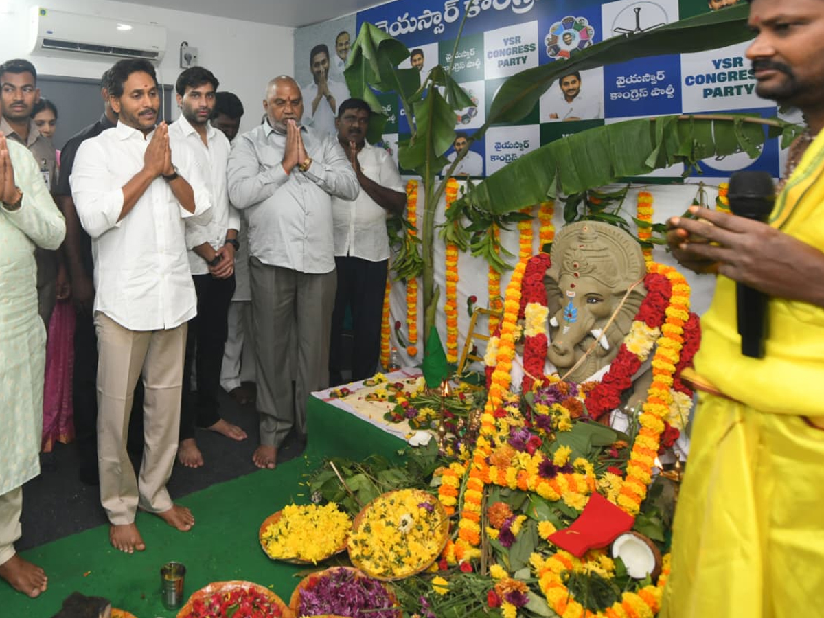 ys_20jagan_20sir_20ganesh_20pooja7_0.jpg 7