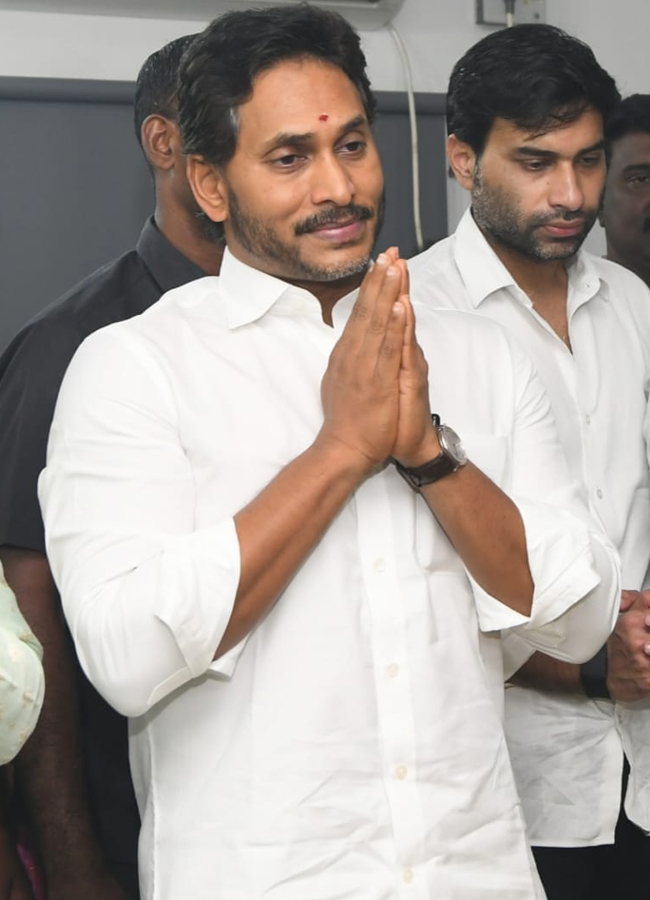 ys_20jagan_20sir_20ganesh_20pooja8_0.jpg 8
