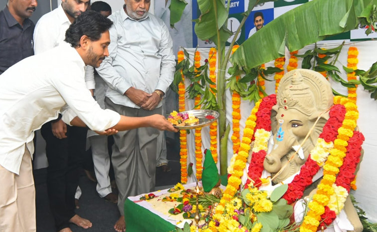 ysj_20at_20ganesh_20idol1_0.jpg