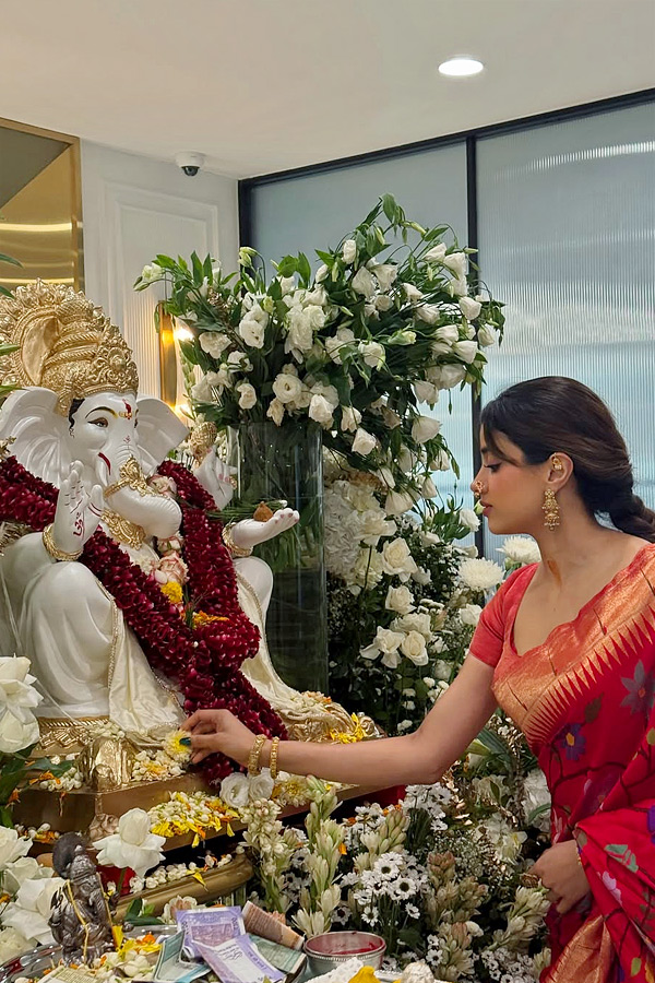 Janhvi_20Kapoor_20Performs_20Puja_20During_20Ganesh_20Chaturthi_20Celebrations_20At_20Manish_20Malhotra_20Home_20Photos_20_281_29.jpg 2