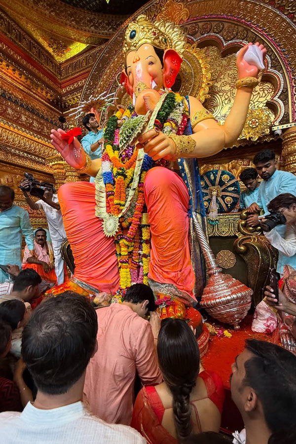 Janhvi_20Kapoor_20Performs_20Puja_20During_20Ganesh_20Chaturthi_20Celebrations_20At_20Manish_20Malhotra_20Home_20Photos_20_282_29.jpg 3