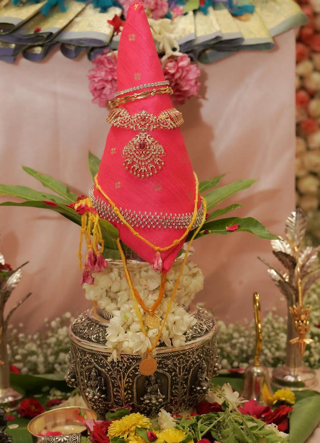 nikki_20galrani_20ganapathi_20pooja10.jpg 11