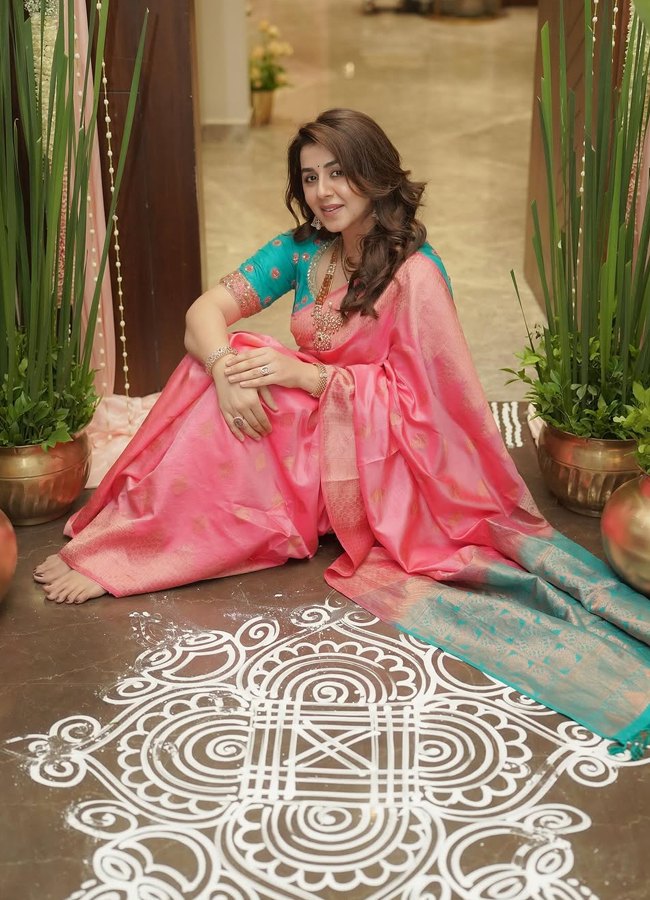 nikki_20galrani_20ganapathi_20pooja14.jpg 15
