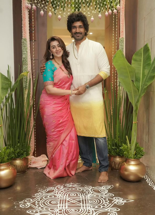 nikki_20galrani_20ganapathi_20pooja5.jpg 6