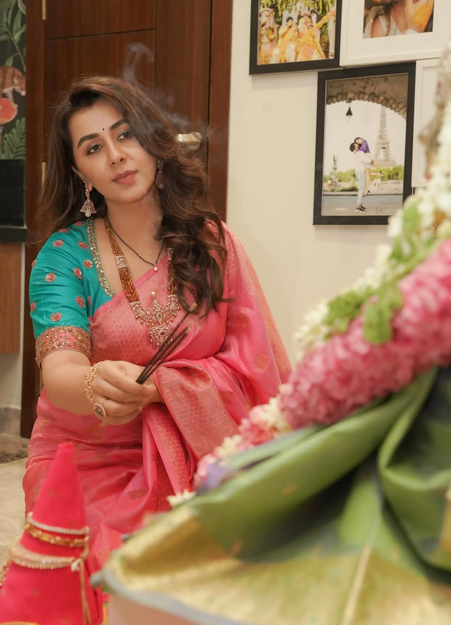 nikki_20galrani_20ganapathi_20pooja7.jpg 8