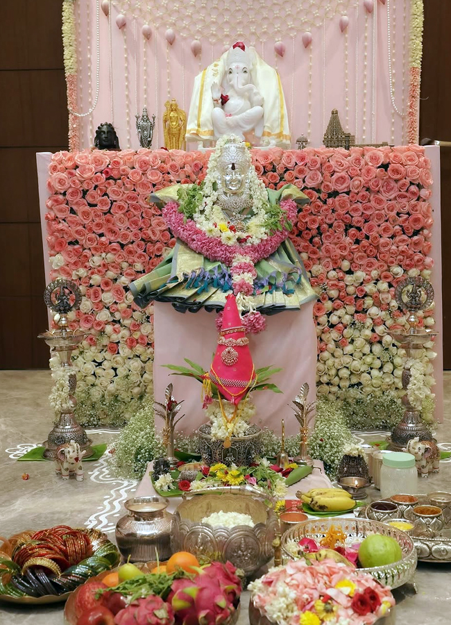 nikki_20galrani_20ganapathi_20pooja8.jpg 9