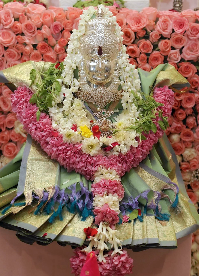 nikki_20galrani_20ganapathi_20pooja9.jpg 10