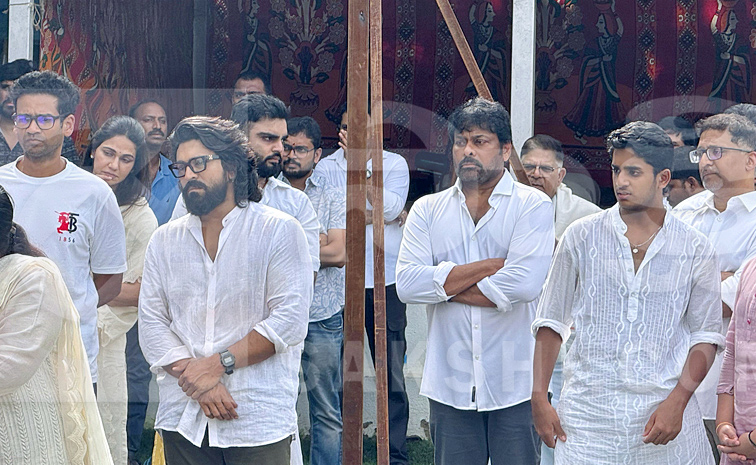 Allu_20Aravind_20Mother_20Kanakaratnam_20Funeral_20Photos_20_282_29.jpg 4