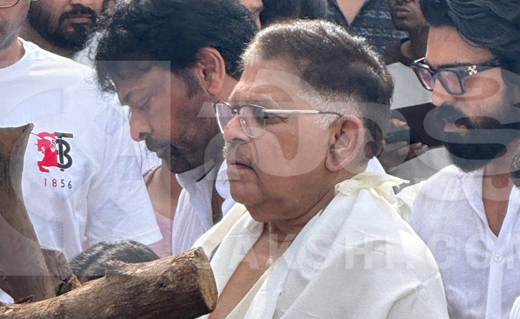 Allu_20Aravind_20Mother_20Kanakaratnam_20Funeral_20Photos_20_288_29.jpg 2