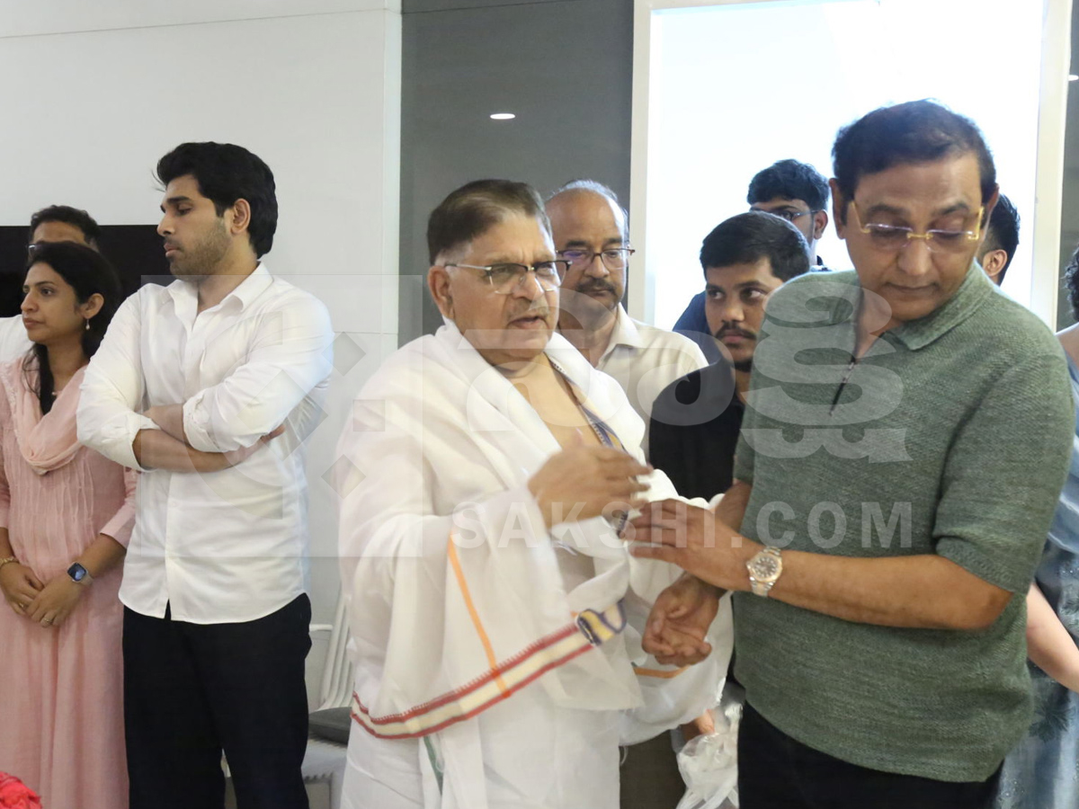 Celebrities_20Pay_20Tribute_20To_20Allu_20Aravind_20Mother_20Kanakaratnam_20Photos_20_2815_29.jpg 10
