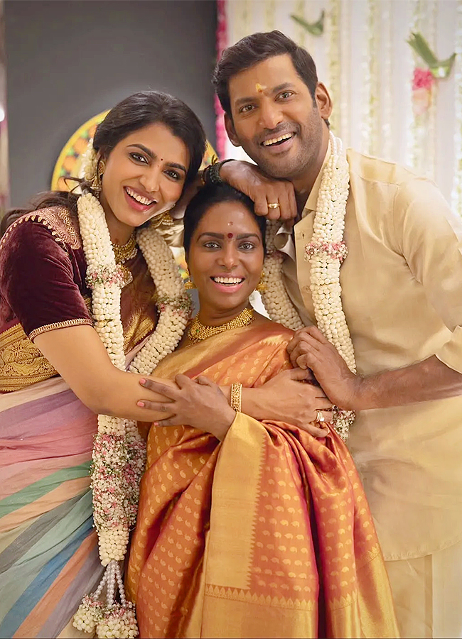 Vishal_20And_20Sai_20Dhanshika_20Get_20Engaged_20In_20After_2015_20Years_20Of_20Dating_3.jpg 3