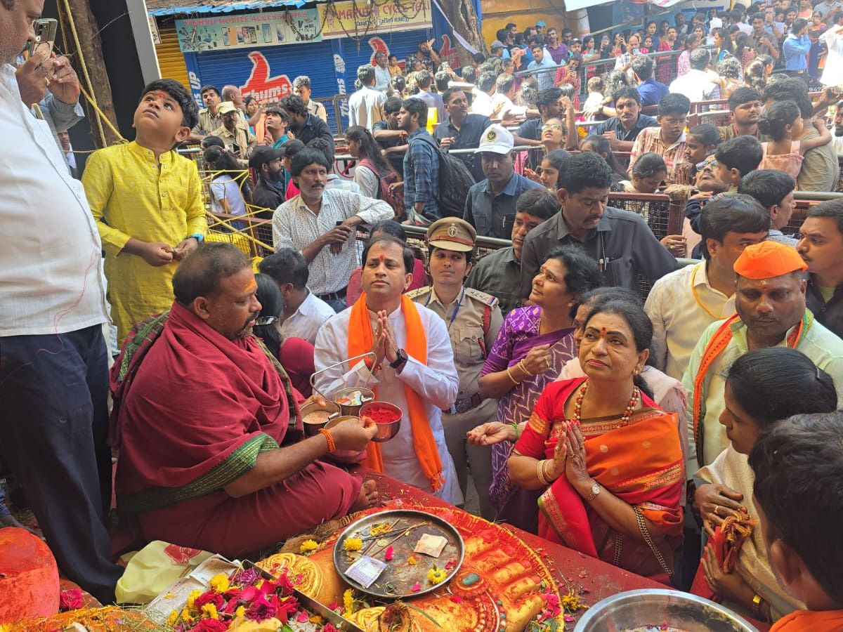 Huge_20Rush_20Of_20Devotees_20At_20Khairatabad_20Ganesh_202025_20Photos__20_2815_29.jpg 15
