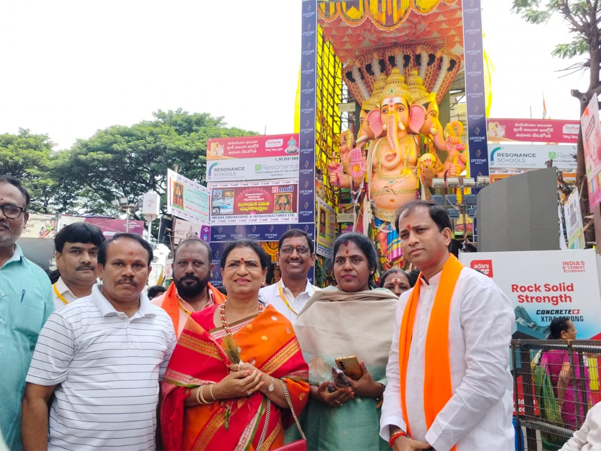 Huge_20Rush_20Of_20Devotees_20At_20Khairatabad_20Ganesh_202025_20Photos__20_2816_29.jpg 16