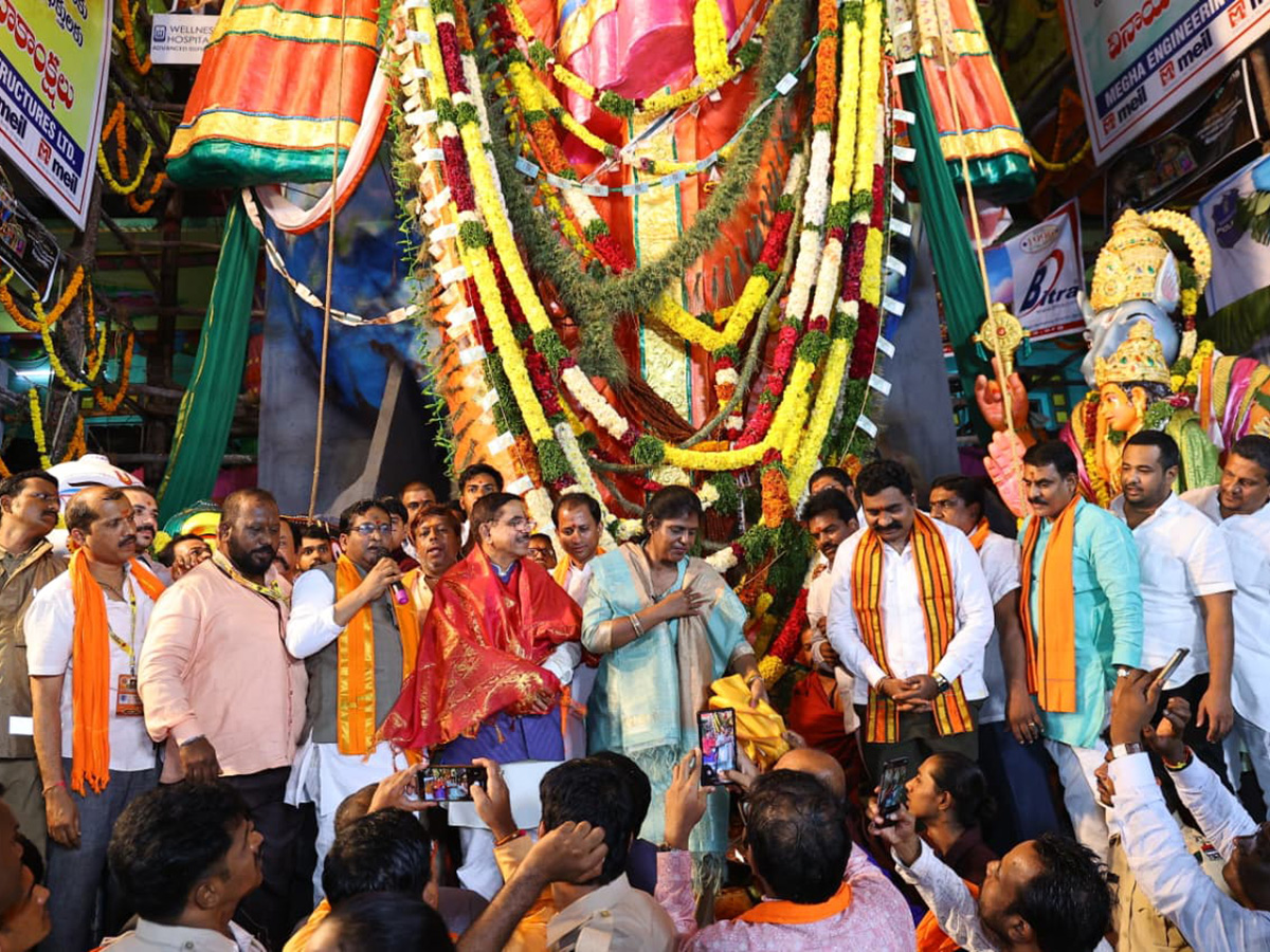 Huge_20Rush_20Of_20Devotees_20At_20Khairatabad_20Ganesh_202025_20Photos__20_285_29.jpg 5