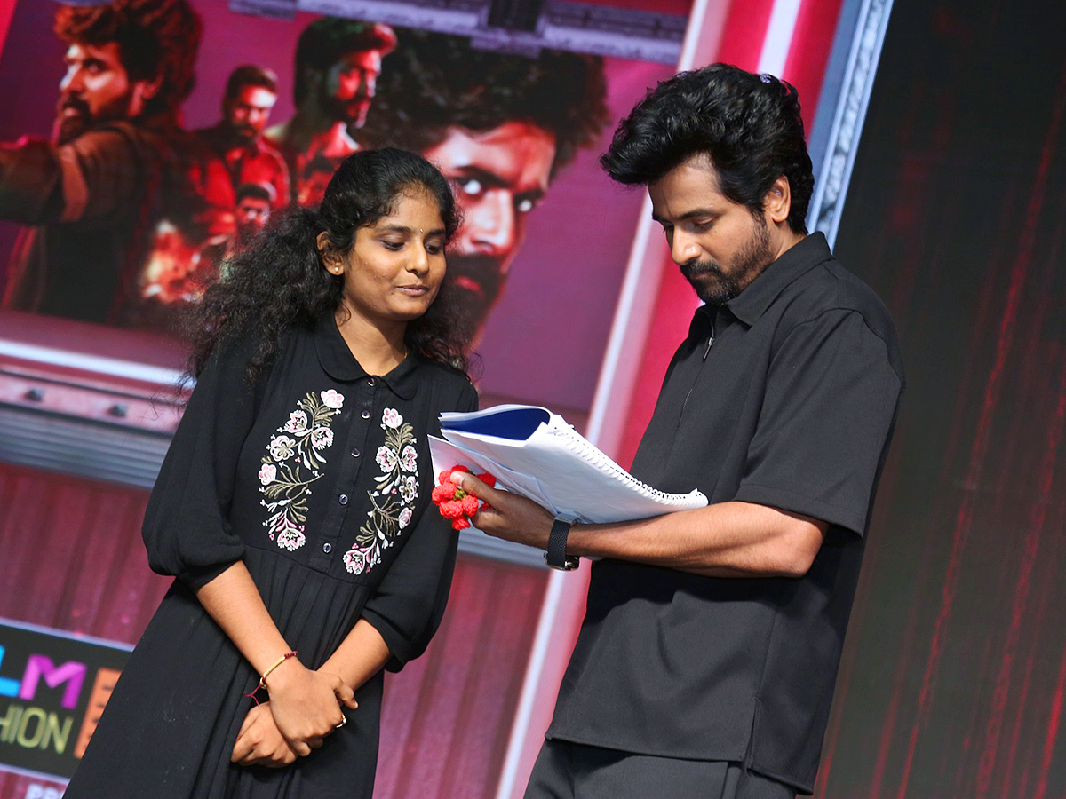 Madharasi_20Movie_20Pre_20Release_20Event_20at_20Hyderabad__20_2810_29.jpg 10