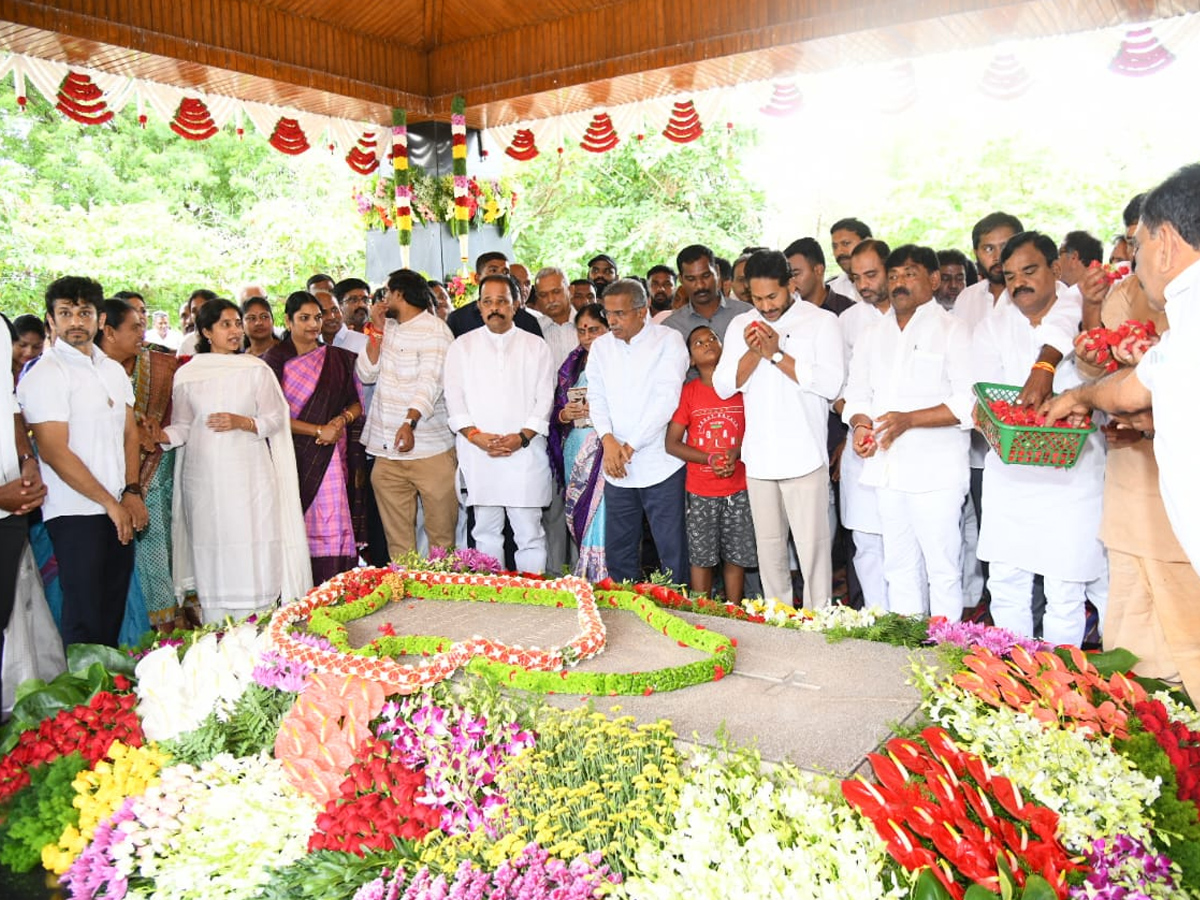 YSRCP_20Chief_20YS_20Jagan_20Pays_20Tribute_20To_20Dr_20YS_20Rajasekhara_20Reddy_20At_20YSR_20Ghat_20Photos_20_2810_29.jpg 7