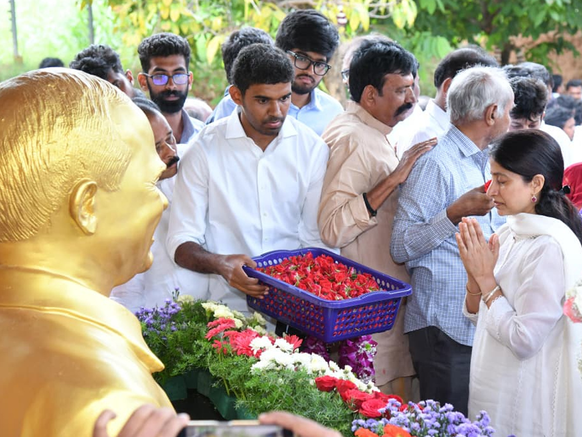 YSRCP_20Chief_20YS_20Jagan_20Pays_20Tribute_20To_20Dr_20YS_20Rajasekhara_20Reddy_20At_20YSR_20Ghat_20Photos_20_2813_29.jpg 11